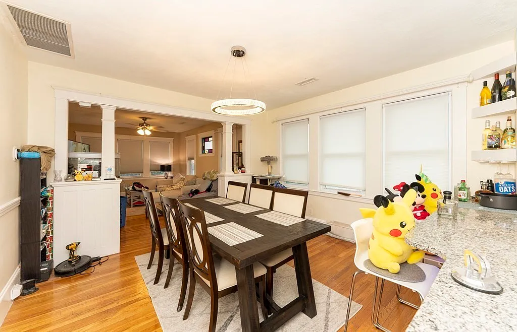 4 bed, 2000 sqft, $3,700 — Photo 3
