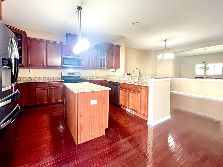 546 Grosvenor Ln — Photo 5