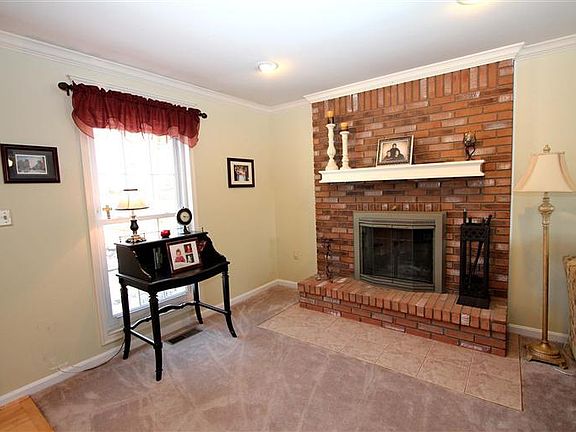 4th image of 704 Oakridge Dr