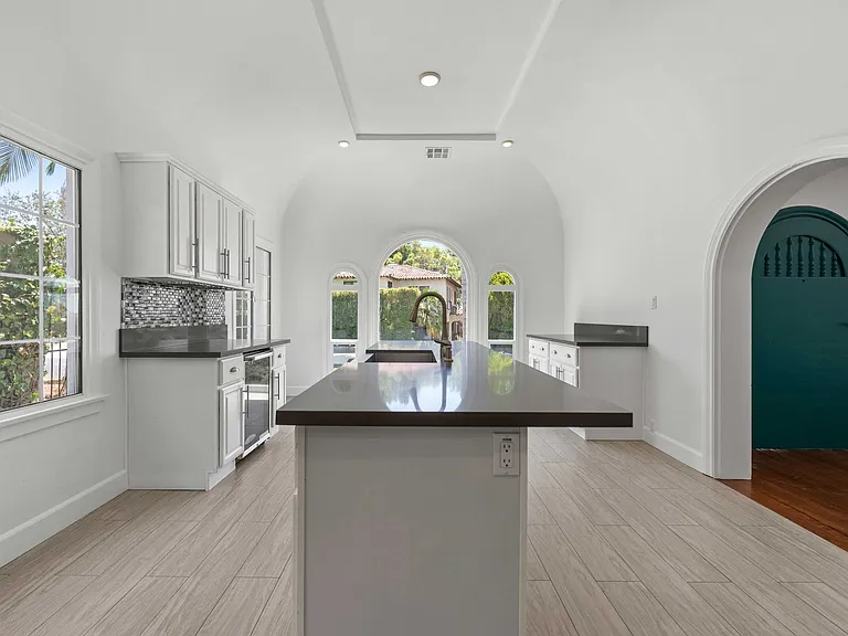 4733 Ambrose Ave — Photo 12