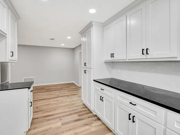 704 Teabury St — Photo 16