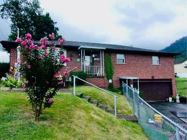 120 Glasgow Ave, Glasgow, WV 25086