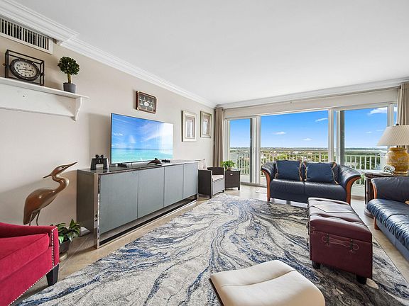 3rd image of 2611 N Riverside Drive #1106