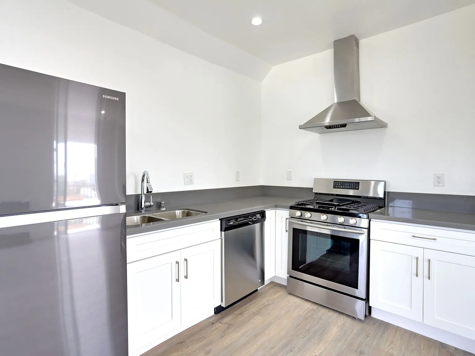 722 S. Manhattan Place — Photo 4