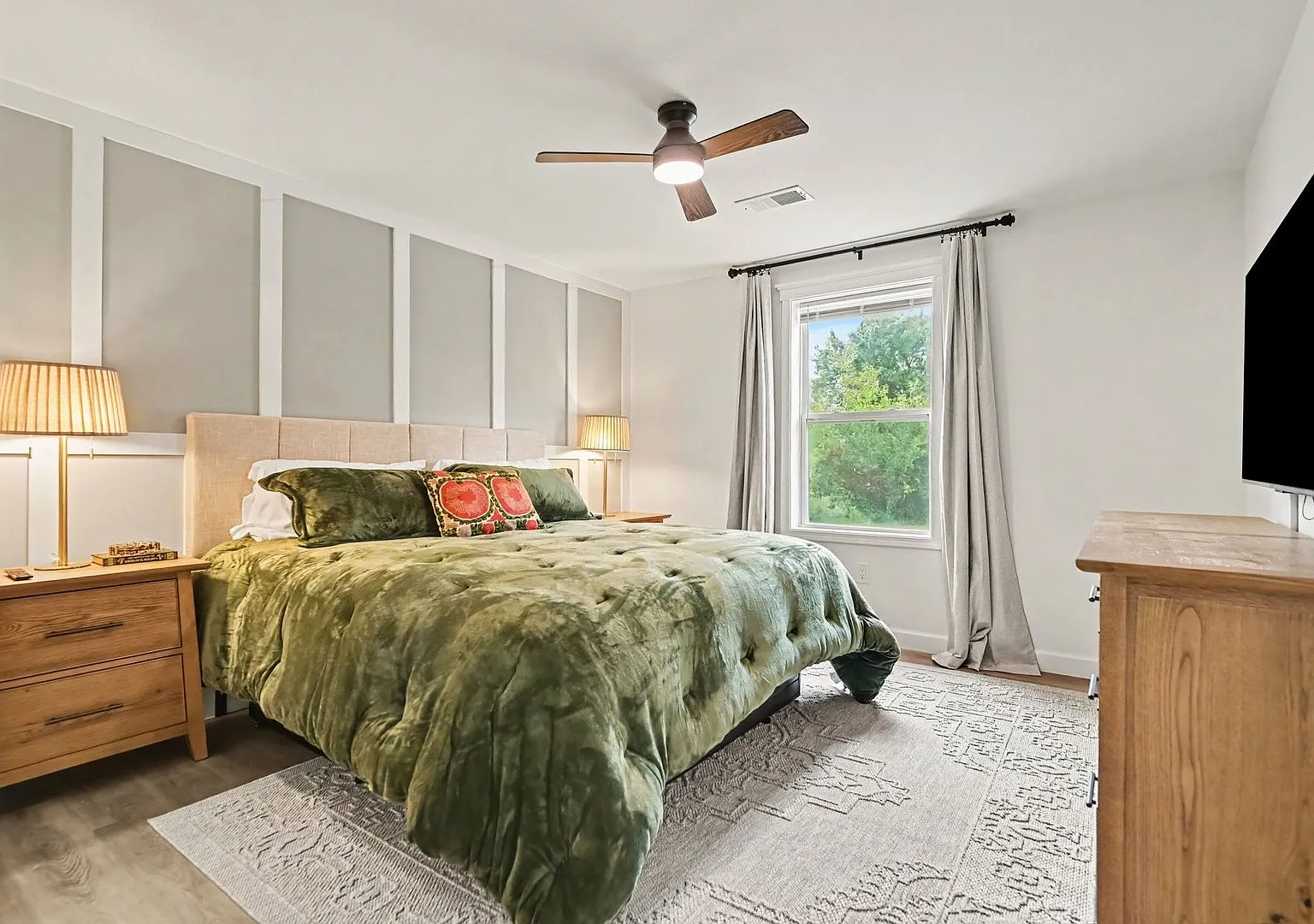 Stylish 4BR Getaway in Quiet Dayton Suburb — Photo 4