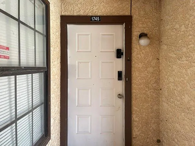 2 bed, 1.0 bath, 696 sqft, $1,200 — Photo 2