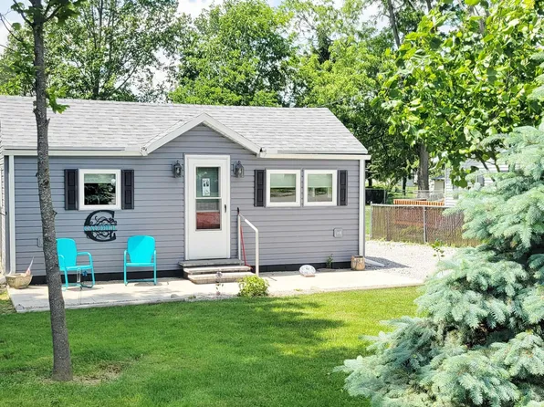 8885 S South Hill Dr, Silver Lake, IN 46982