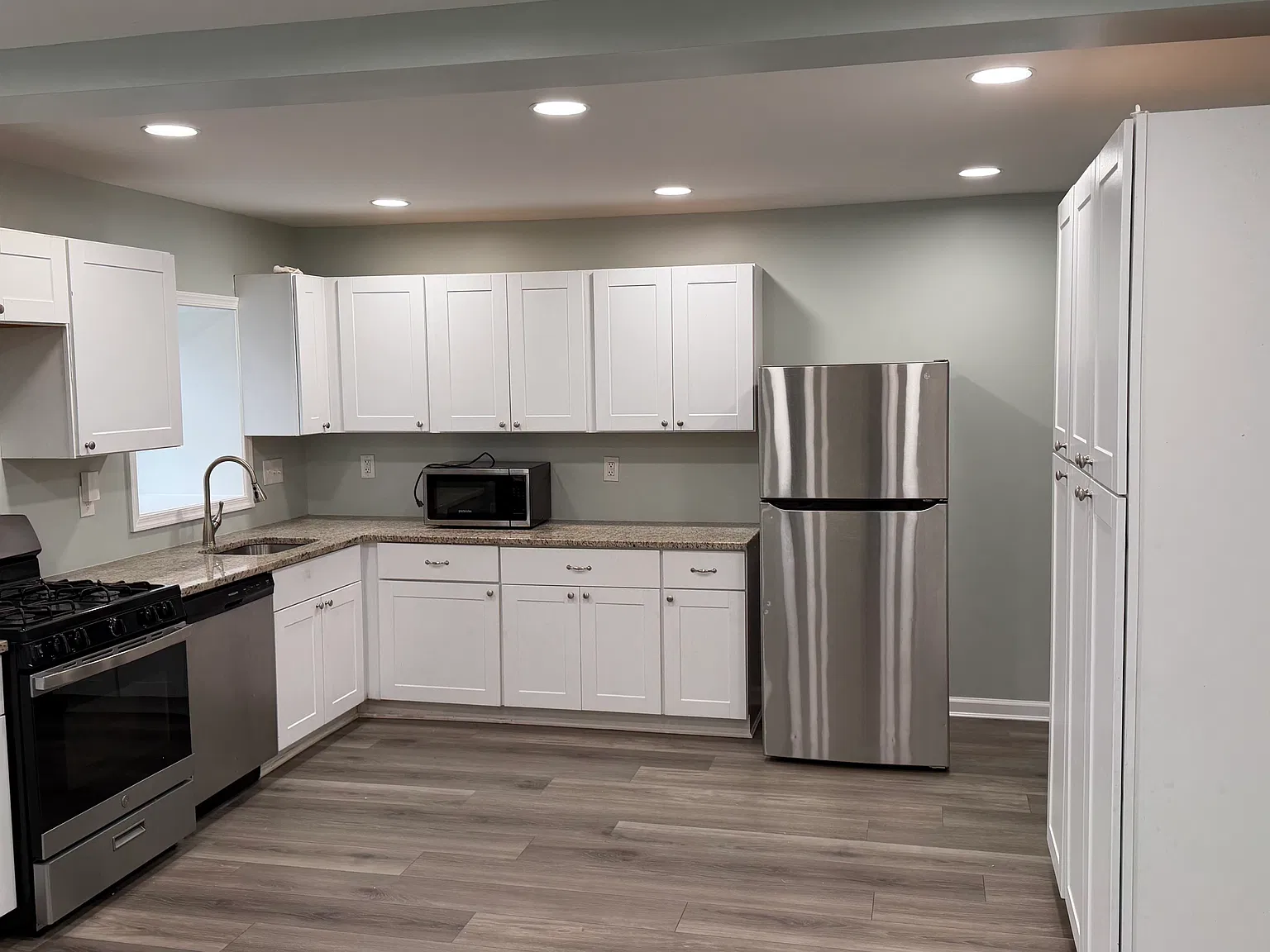 4 bed, 3.5 bath, 2100 sqft, $2,400 — Photo 3