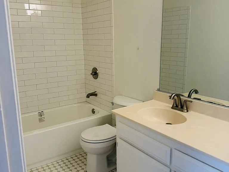 302 - 10331 Downey Avenue — Photo 9