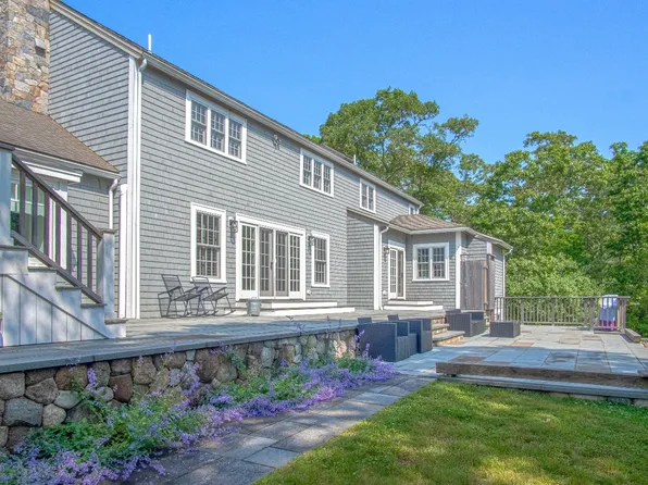 63 Bayes Hill Rd, Oak Bluffs, MA 02557
