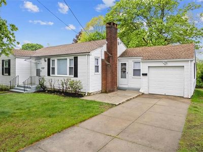 1075 Oaklawn Ave, Cranston, RI, 02920