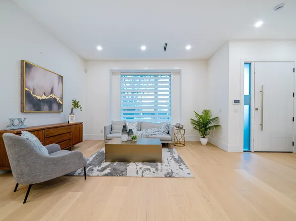 4210 Union St #2, Burnaby, BC V5C 2X4