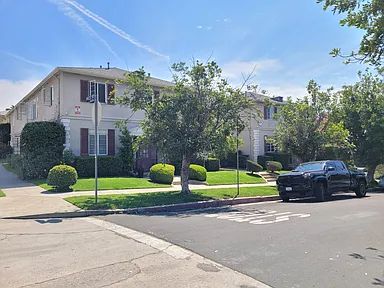 Los Feliz: Charming, Quiet, Non-Smoking Small Courtyard Property