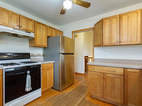 4th image of 834 Bryn Mawr Ave