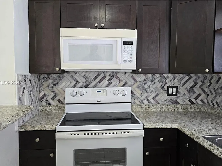 2801 NE 49th St #7 — Photo 2