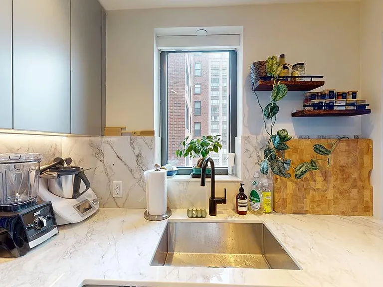 515 E 86th St #809 — Photo 5