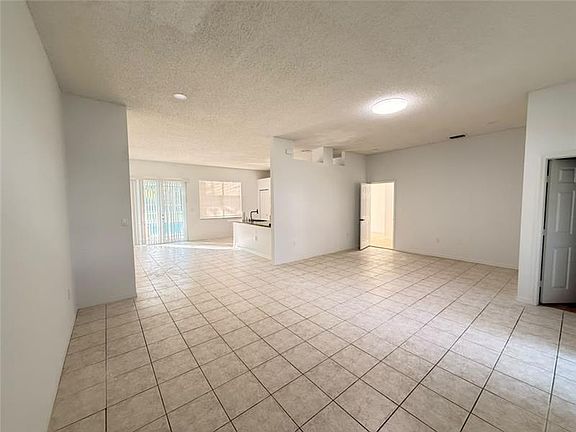 5th image of 420 SE 23rd Ln