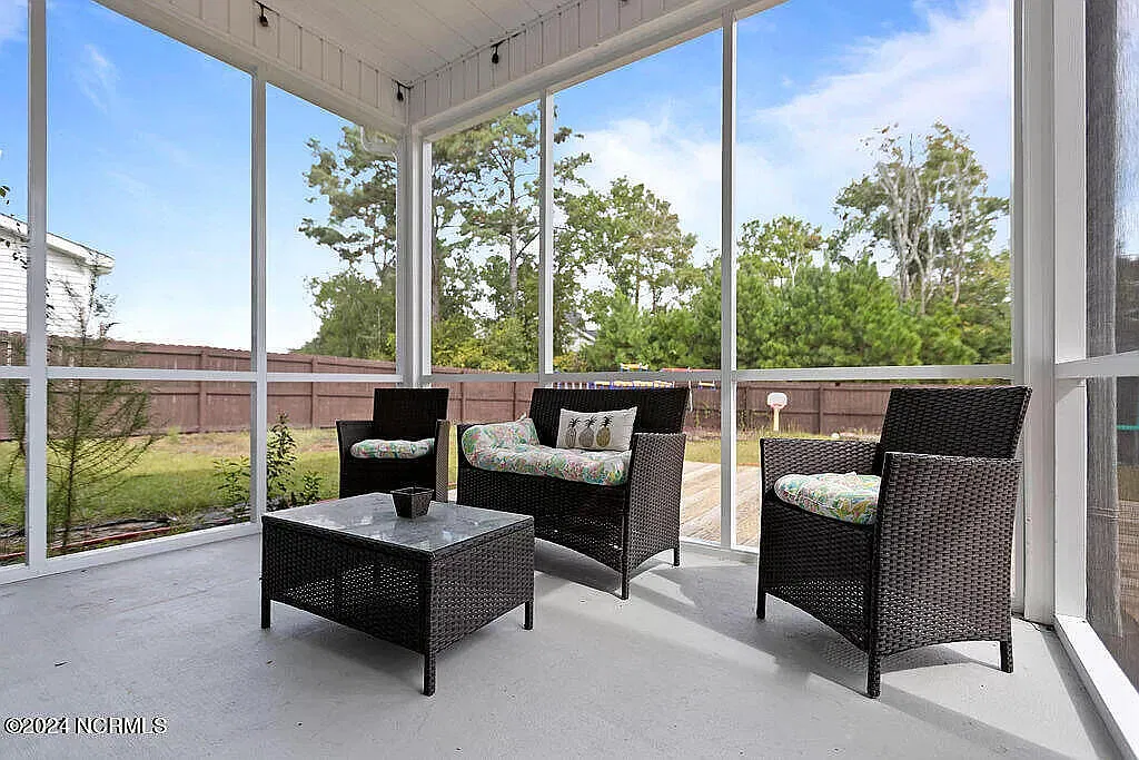 4 bed, 2.5 bath, 2401 sqft, $2,600 — Photo 3