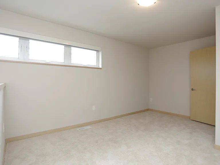 902 Drake St — Photo 40