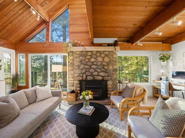 1616 Roxbury Rd, North Vancouver, BC V7G 2B2