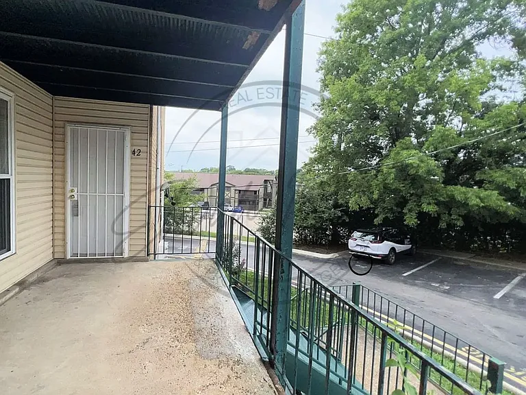 555 N Dupont Ave #B42 — Photo 2