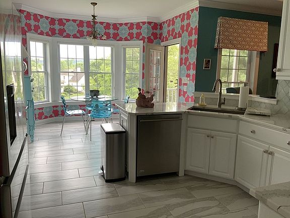 Kitchen/breakfast w/ views