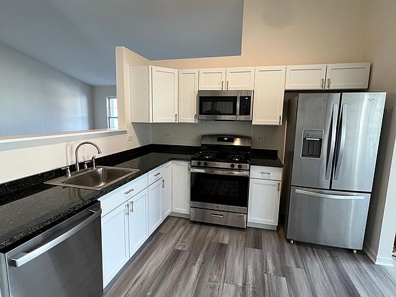 5th image of 828 Cambridge Dr
