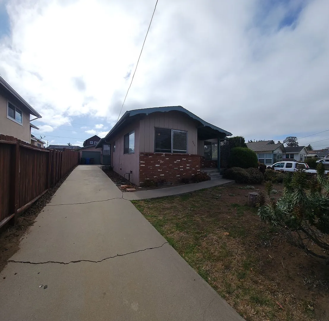 Classic MB Beach home- 2 Bed 1 Bath Home with a view of the water and the rock! — Photo 1