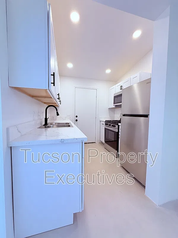 3 bed, 1.0 bath, 1200 sqft, $1,400 — Photo 1