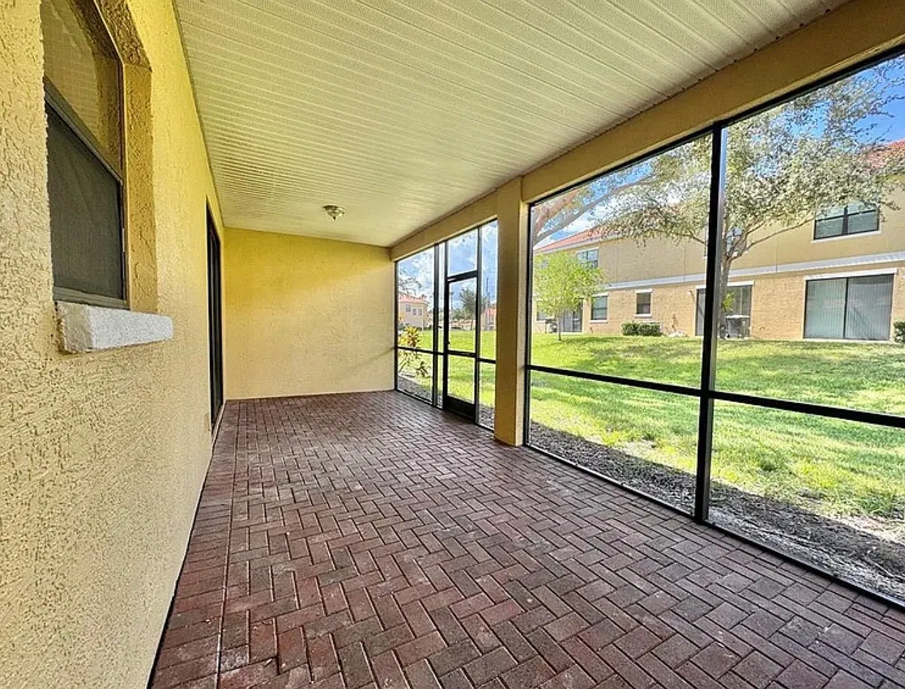 1270 Clove Dr — Photo 2