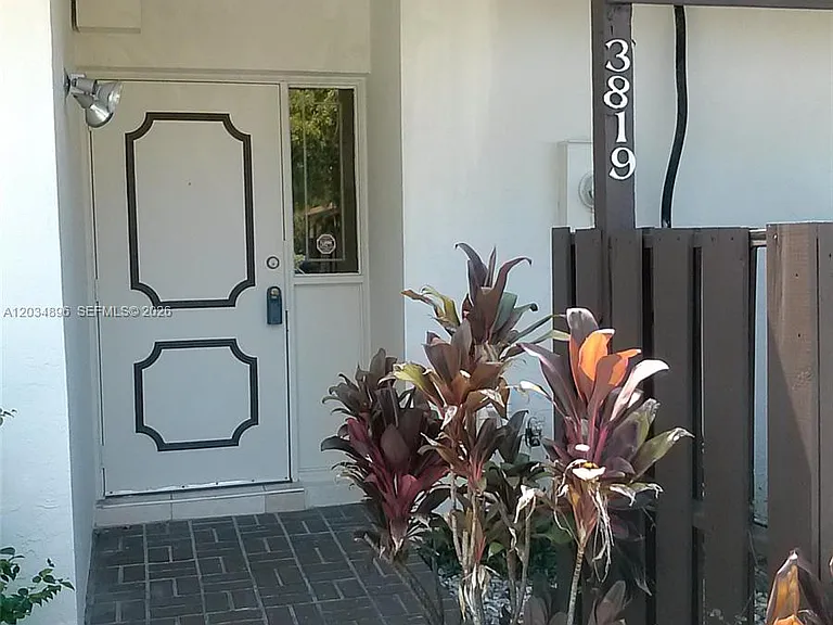 3819 SW 69th Ave #14-L — Photo 1