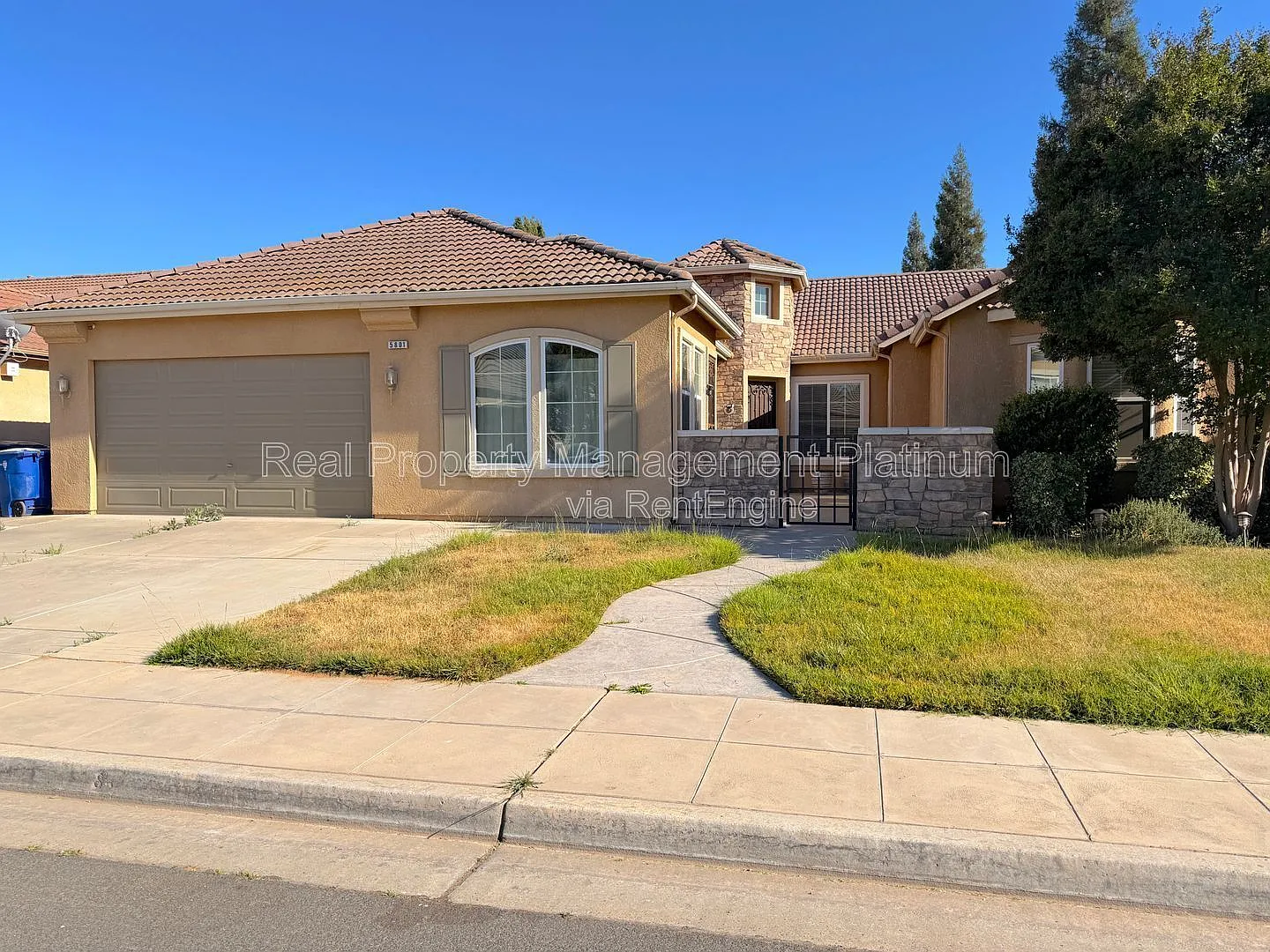 4 bed, 2.5 bath, 2692 sqft, $2,750 — Photo 2