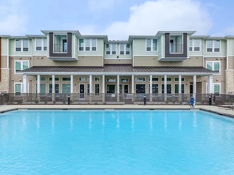 Green Oaks Apartments — Photo 16