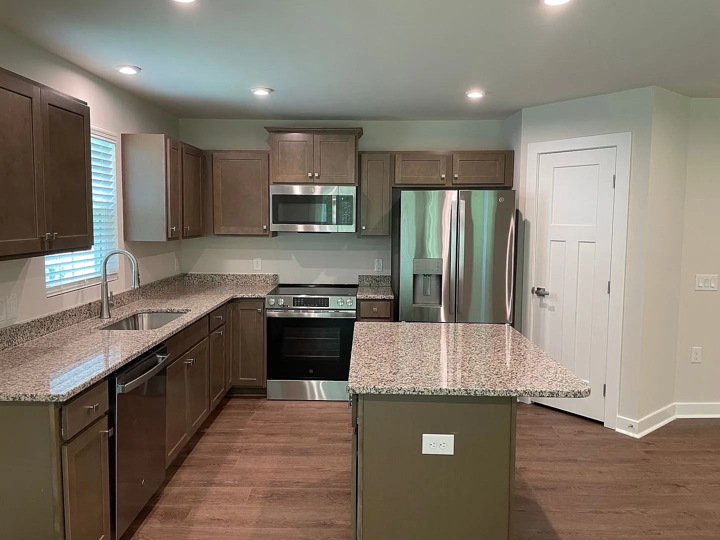 3 Bedroom 2 Bathroom House In Hickman's Crossing — Photo 3