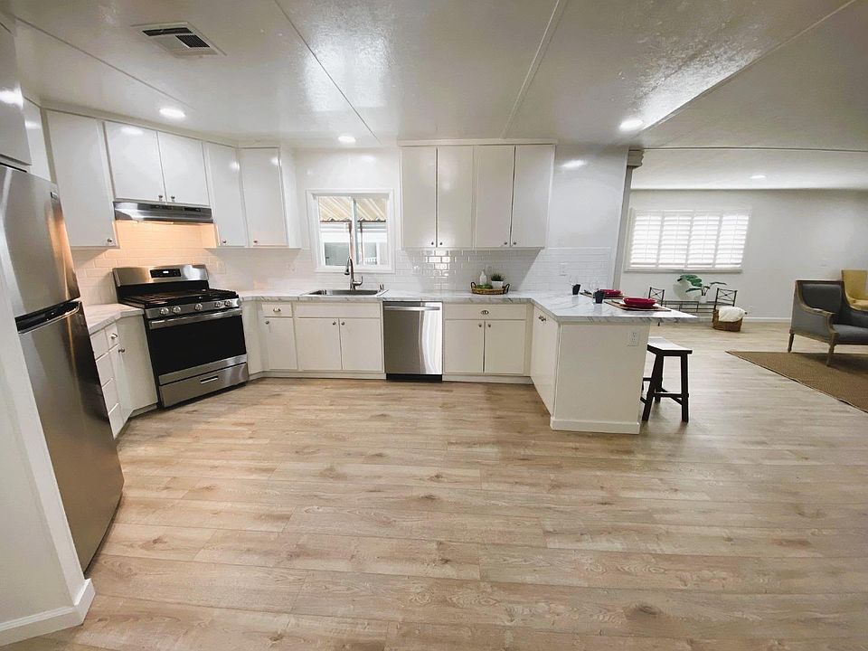1st image of 3015 Oakbridge Dr