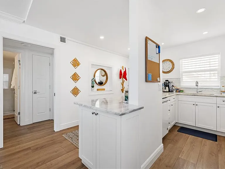 404 Broad Ave S #H-404 — Photo 1