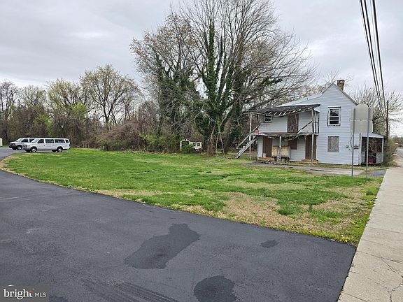 4th image of 211 E Lake St
