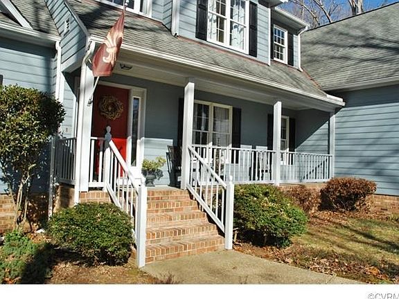 Arrive home using your extra-large paved circular driveway. You