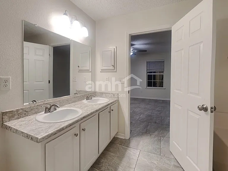 2326 Creekfront Dr — Photo 14
