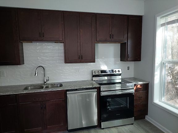 3rd image of 620 Erie St SE #2