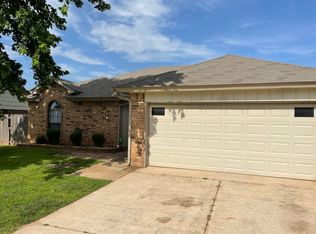 1201 Edinburg Dr, Yukon, OK 73099