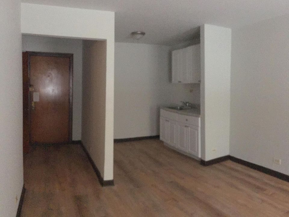 2nd image of 1211 W Elmdale Ave #Uqaxk0y3j