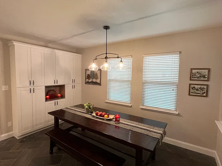 702 Easton Dr — Photo 8