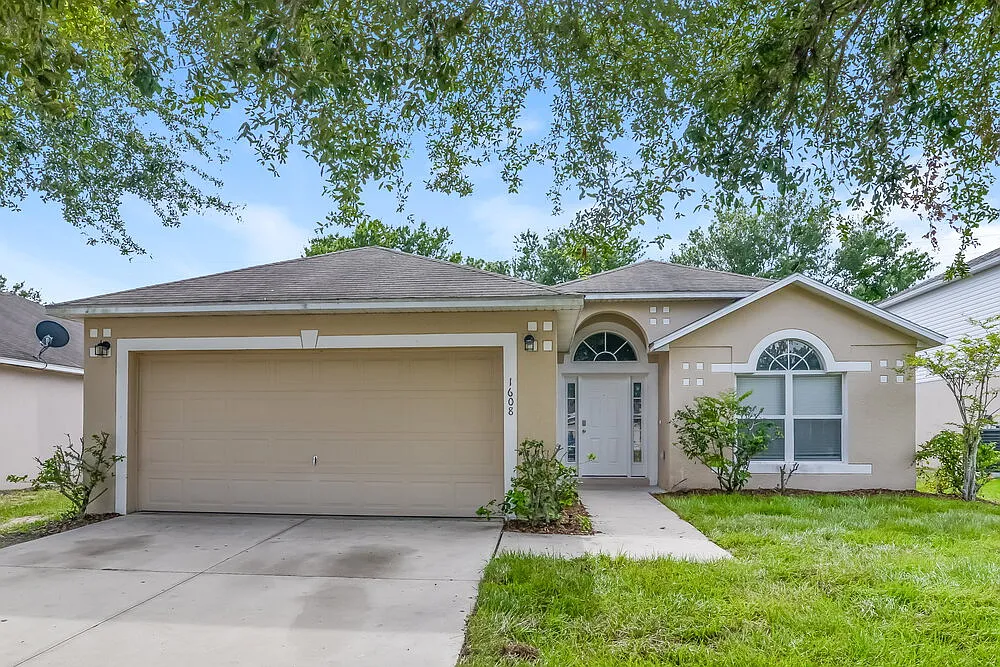 3 bed, 2.0 bath, 1612 sqft, $2,045 — Photo 1