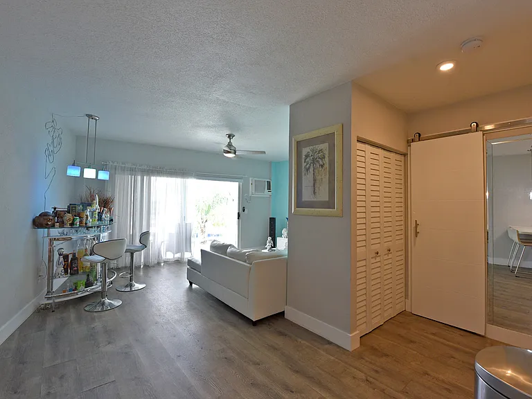 Harbor West Apartments — Photo 12