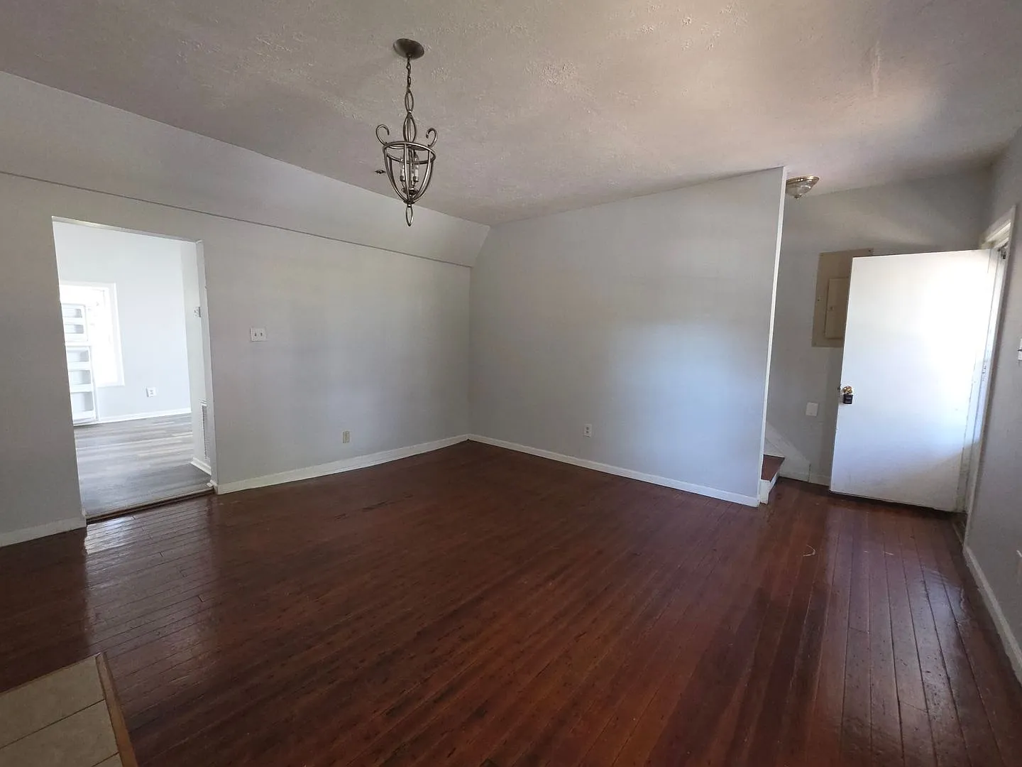 For Rent - 3 Bedroom, 1.5 Bath Duplex — Photo 4