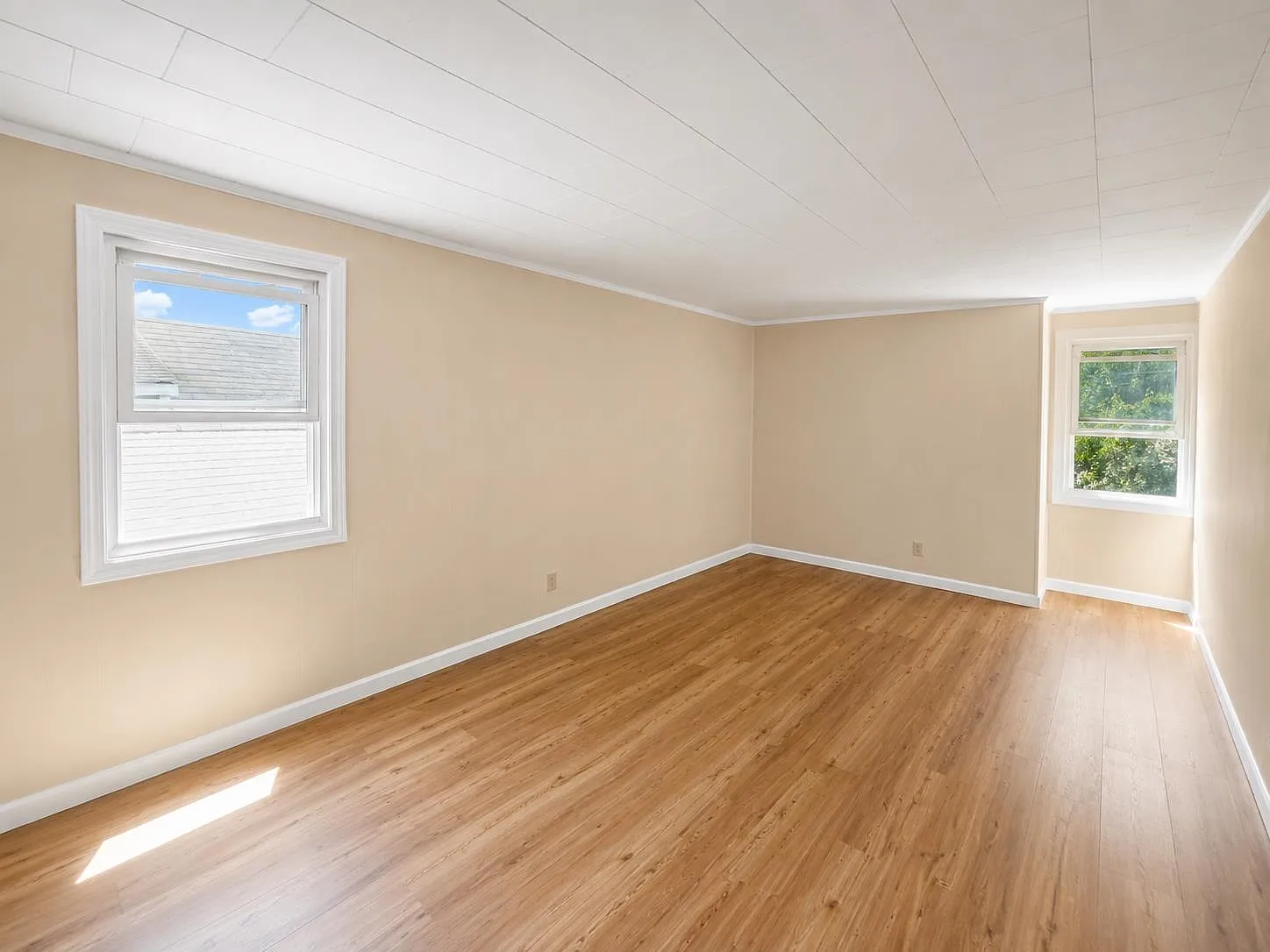 2 bed, 1.0 bath, 975 sqft, $2,000 — Photo 1