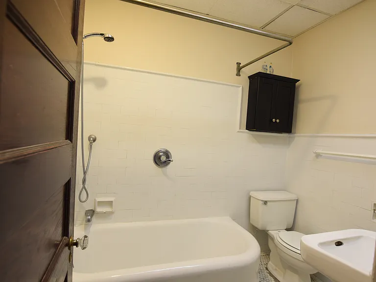 Greystone Court Apartments — Photo 25