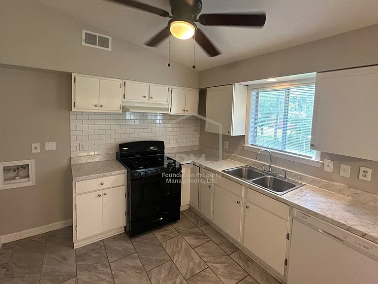 2237 Gayle Ave — Photo 3