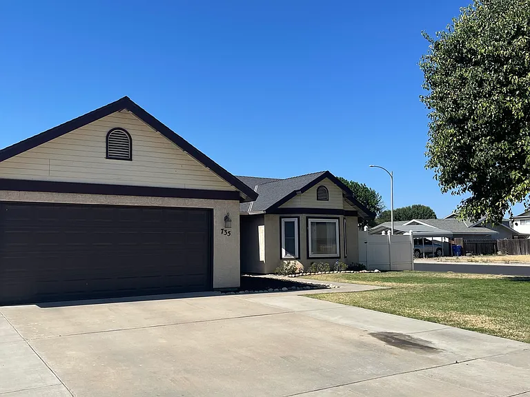 735 Rosewood Ln — Photo 5